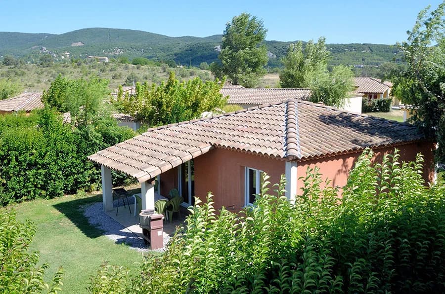 La villa du Saule nichée dans la verdure, avec vue sur les collines de l’Ardèche